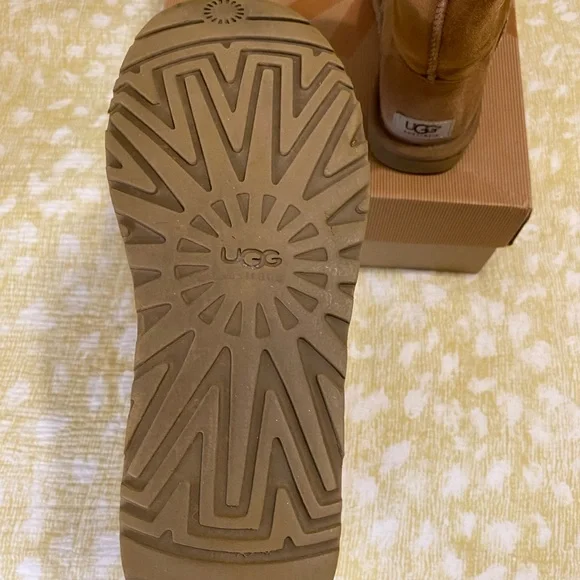 Classic short mini UGGs in Chestnut - Picture 9 of 9